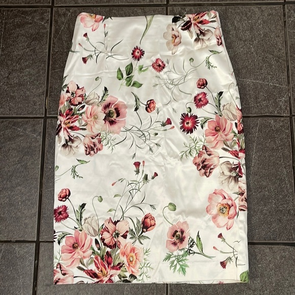 Cue Dresses & Skirts - CUE  floral skirt size 12 over the knee worn once original price $259
